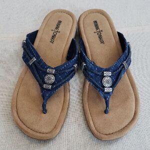 Minnetonka Blue Denim Sandals Silver Accents Womens 8W Slip on Flip Flop Thong